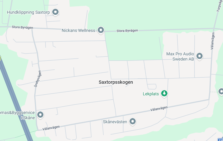 Karta över Saxtorpsskogen med Välanvägen i söder, Stora Byvägen i norr och lekplatsen mitt i området.